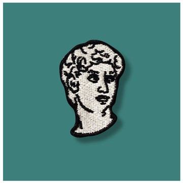 在補丁邁克爾安吉洛灰色頭上的 Devid 雕塑鐵