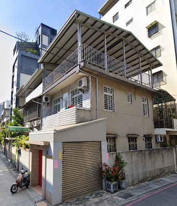 凹子底旁/裕誠路商圈/日式大透天別墅｜高雄市鼓山區華豐街