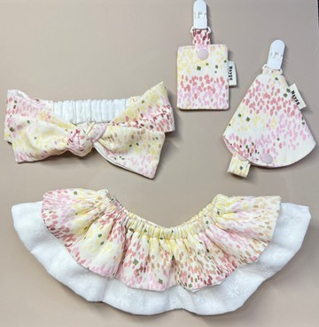 Maygo.bib.粉嫩花點彌月禮盒、雙面兜、雙層荷葉兜、平安符袋