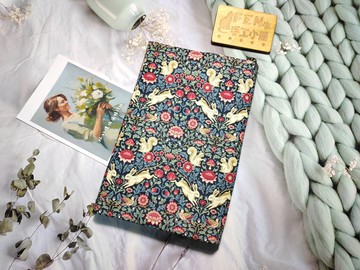 動物系列-日本薄棉布深藍底松鼠與兔圖騰布書衣-布書套-A5-25K