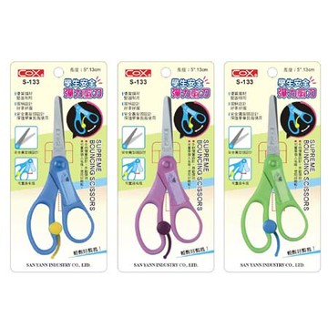 【文具通】COX 三燕 可放名條 安全 彈力 剪刀 S-133 長約13cm 隨機不可挑顏色 E2040390【APP滿額下單10%點數(單一帳號最高5000點)】1/31止
