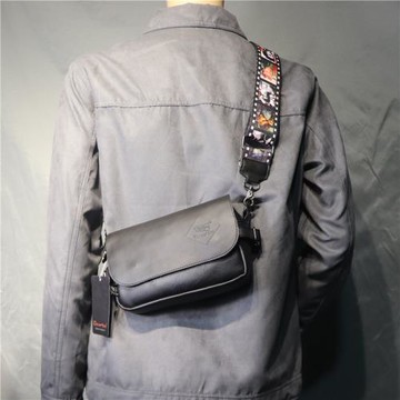 2024時尚三盒子彩帶男士單肩包休閑印花斜挎男包街頭運動嘻哈小包