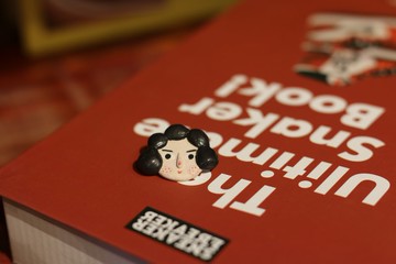 手作陶瓷胸針可愛復古捲髮女生