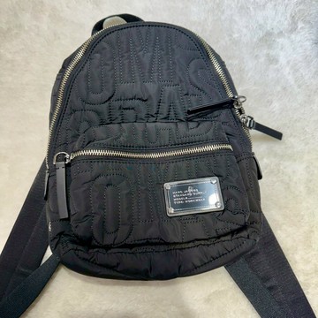 【MJ｜全新】現貨 MARC JACOBS 後背包 太空棉 小號 文字款 雙肩包｜Little Bee 小蜜蜂精品