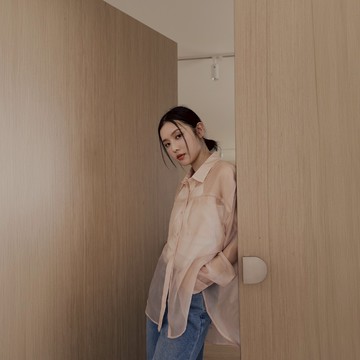 QUEENSHOP_ S 女裝 長袖 前雙口袋微光澤透膚襯衫-粉 現+預 【01025566】