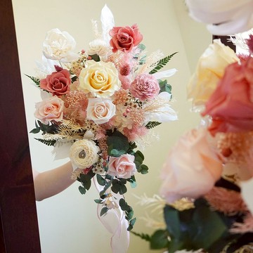 【婚禮捧花】| 客製設計 |粉白色永生花婚禮瀑布捧花