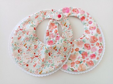 【5日內出貨】花間小兔 水彩花棉蕾絲後扣圍兜 彌月禮物 嬰兒