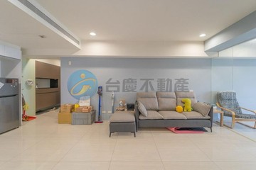太普明日站｜雙衛浴開窗三房平車｜裝潢美宅｜高雄市三民區通化街