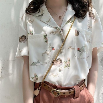 天使印花日系V領復古港味短袖襯衫少女設計感上衣小衆襯衣女韓版學院風襯衫 短袖印花襯衫 古著襯衫 百搭襯衫 寬鬆襯衫 設計