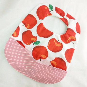 香甜大蘋果。領口可內塞大口袋吃飯圍兜 (可繡名字)