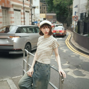 QUEENSHOP_S 女裝 短袖 配色條紋設計休閒上衣 兩色售 現+預 【01099567】