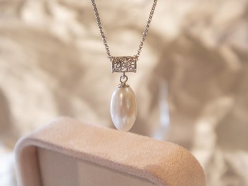 925純銀攬尖形8.5-9mm 天然淡水珍珠-鏤空雕刻光金托吊墜項鍊