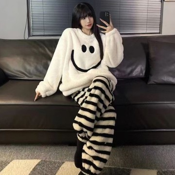 La Belleza多巴胺圓領法蘭絨加厚軟糯保暖寬鬆笑臉白色上衣+黑白條紋法蘭絨長褲居家服睡衣套裝