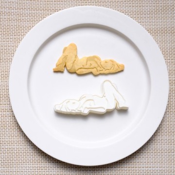 加勒比海沙灘上穿著泳衣擺出性感姿勢的女人（千篇一律）