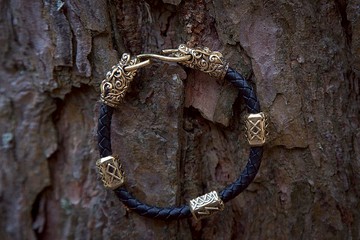 皮革黑色繩結手鍊，飾有狼頭與符文。奧丁維京風格手鐲。