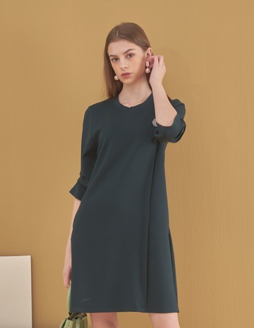 ★【喜芝梅】日式簡約徽章點綴特殊喇叭七分袖洋裝(綠色；M-3L) 223600175