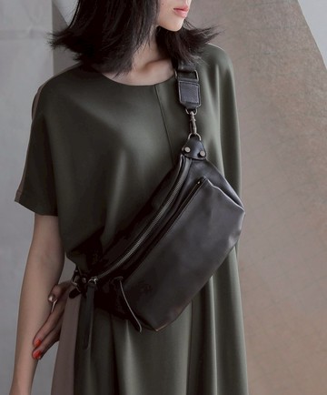 個性鉚釘  真皮隨身腰包 側背包黑