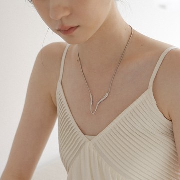 QUEENSHOP_ S 女裝 正韓 不規則V型設計項鍊 現+預 【07040369】
