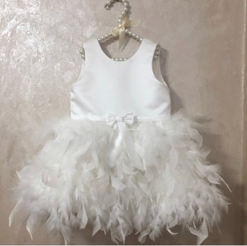 帶頭帶的白色連衣裙，或女孩的蝴蝶結夾。生日禮服。