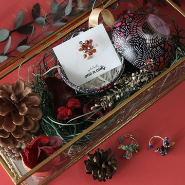 【One N Only】雪花之紅精靈14K注金耳骨夾一只+精緻馬口鐵盒（生日、情人節、畢業、母親、聖誕節禮物）