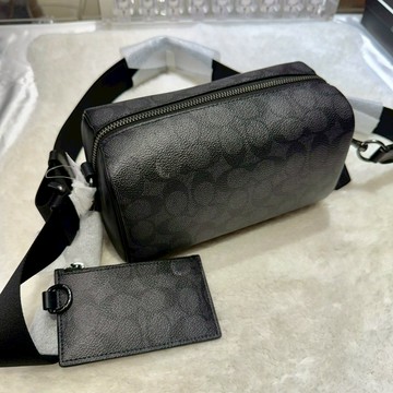 【蔻馳｜全新】現貨 COACH 枕頭包 男款 二合一 滿版 零錢包 老花 斜背包｜Little Bee 小蜜蜂精品