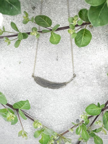 最小的白青色羽毛項鍊。