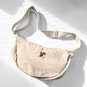 【臺灣大學/臺大】NTU電繡萌三寶皺皺弧形肩背包_卡其