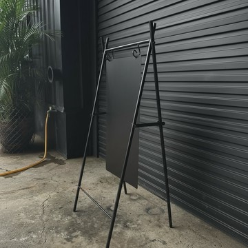 【 SHAONIANNA.TW 】極簡風金屬落地式展示牌架 吊掛告示牌架 商用標示牌立架