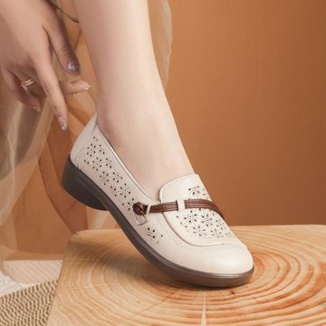 夏季新款媽媽鞋鏤空洞洞涼鞋中年軟底皮鞋中老年舒適平底女鞋