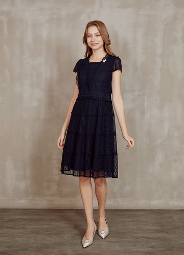 柔和緻美橫紋蕾絲散襬洋裝