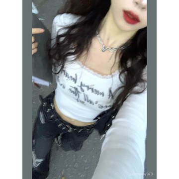 ♡ 𝑪𝒉𝒊𝒄 𝒖 ♡ 早秋新款美式甜辣白色U領蕾絲邊長袖T恤女小衆字母印花短款上衣潮