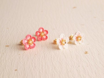 梅花耳夾 -淡雪 - (つまみ細工*訂製商品)