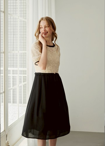 高雅朵綻烏干紗刺繡細褶洋裝