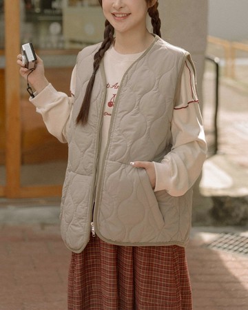 衍縫鋪棉造型寬版背心 兩色售