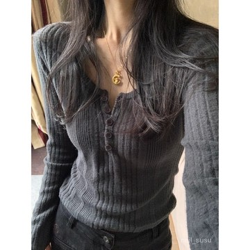 洋氣修身長袖T恤女春秋冬季螺紋內搭打底衫設計感紐扣小衆U領上衣