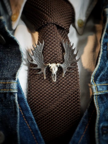 白青銅莫斯骷髏胸針。