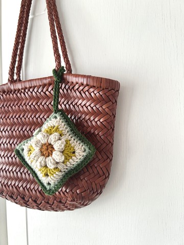 午夜的森林。編織花朵耳機包。駝色拼綠色