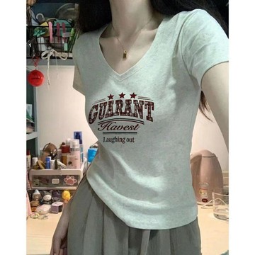 【免運】KOKA 正肩V領短袖修身女裝T恤 夏季新款顯瘦美式設計辣妹上衣 學生潮 女裝上衣 短袖上衣 上衣短袖 女裝短袖