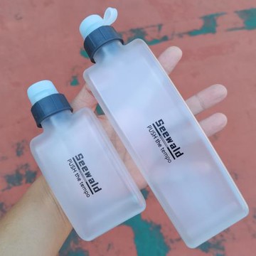 弧形便攜食品級擠壓健身運動水壺跑步馬拉松貼身隱形腰帶包水杯無