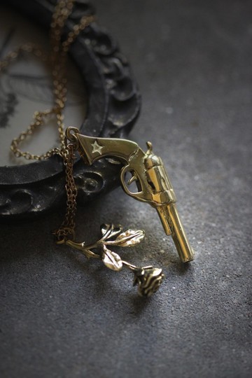 Defy 的 Gun and Rose Charm 項鍊。