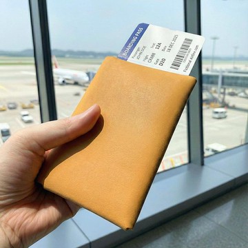 COZI- 義大利植鞣皮革 個人護照套 護照夾 -可收納護照、卡片和登機證 黑色-植鞣革個人護照套