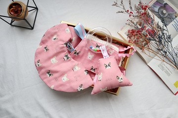 彌月禮盒:::八層紗口水巾 安撫巾 手搖鈴 六層紗手帕│粉紅大頭狗