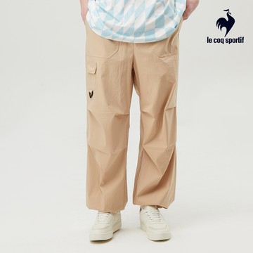 【LE COQ SPORTIF 法國公雞】網路獨家 男款淺卡其色休閒潮流平織休閒長褲LKT83271