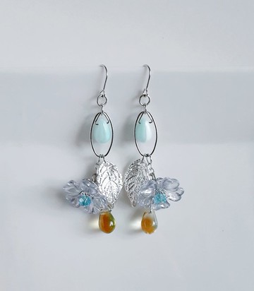 如同羽翼般的葉片零件與極光風花朵串珠搖曳生姿的俐落時尚耳環。獨特設計，適合作為禮物，亦可換成抗過敏耳針或耳夾。