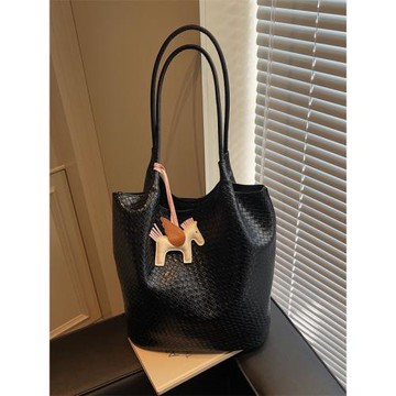 新款2025高質感編織紋簡約大容量純色小眾水桶腋下手提單肩托特包