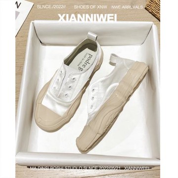 小眾設計感西班牙綢緞小白鞋女一腳蹬2025年新款平底休閑運動板鞋