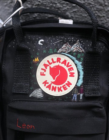 天然林的夜晚Kanken Sling黑色單肩背包-手工刺繡設計訂製