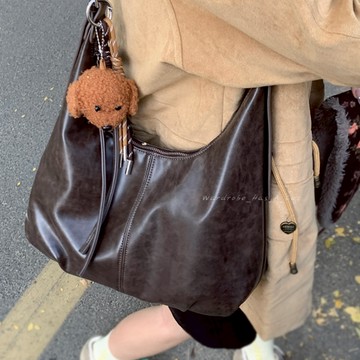 [WHAC] | 隔日到貨 簡約復古✨復古PU皮肩背包 斜背單肩 附吊飾 通勤必備 大容量拉鍊包包 工作包包 A4包包