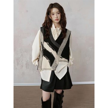 JfYanYan 熔巖沙灘 馬甲女獨特v領針織背心不規則設計感疊穿坎肩