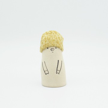 手工製作的陶瓷娃娃 Buta-san 戴著針織帽 S 碼